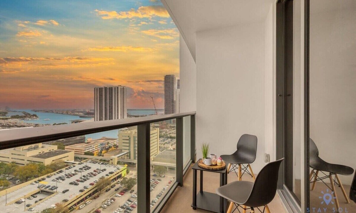 Town Square Apartment | Modern Miami Gem: City View Condo|Free Parking