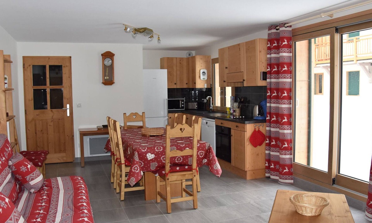Pralognan-la-Vanoise Apartment | New 4-room apartment city center, 8 people, Pralognan-la-Vanoise