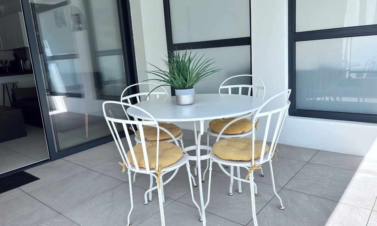 Saint-Cyr-sur-Mer Apartment | New T2 500 m from the beach, beautiful terrace, parking, in absolute calm