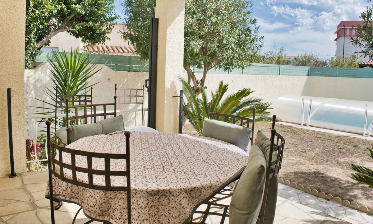Bompas House | Nice spacious house with garden and swimming pool