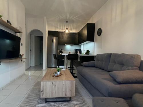 Nea Alikarnassos Apartment | Obsidian Urban Suite , next to Heraklion Airport