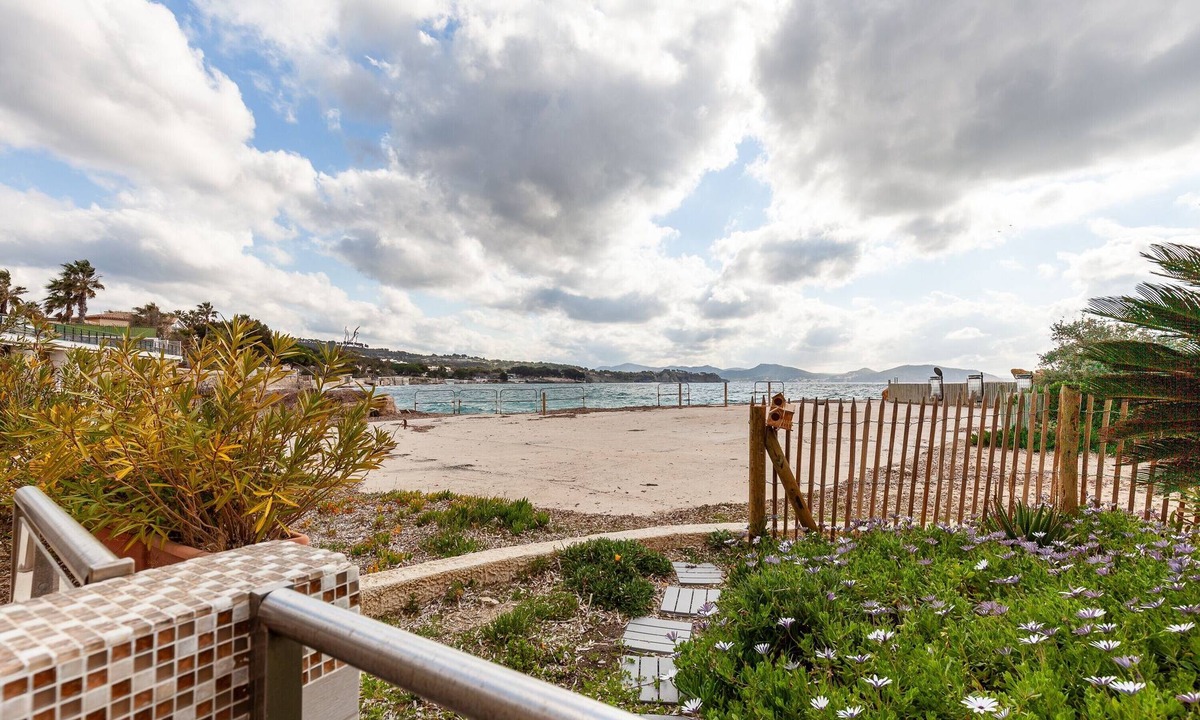 La Ciotat Apartment | On the beach apartment with sea view, Wi-Fi and air conditioning