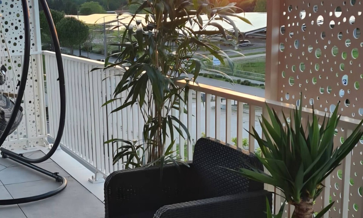 Monteux Apartment | On the edge of the lake and its beaches and a 6-minute walk from SPIROU and WAVE island parks.