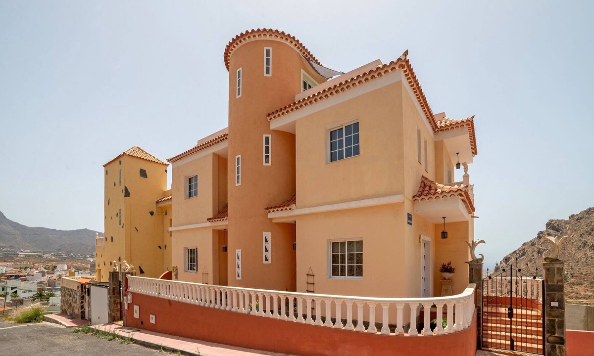 Cabo Blanco House | Panoramic-view Holiday Home in Arona with bubble bath bath