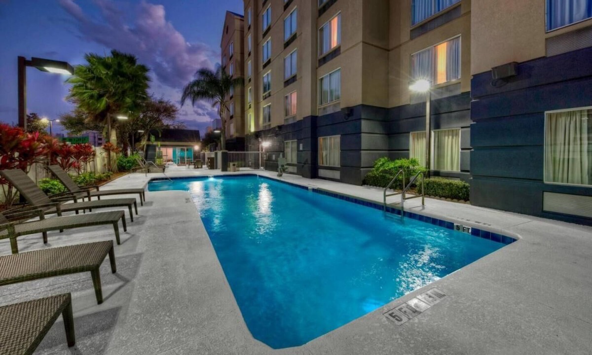Florida Center Hotel | Perfect Orlando Vacation Spot! Near Universal Studios Orlando! Free Shuttle