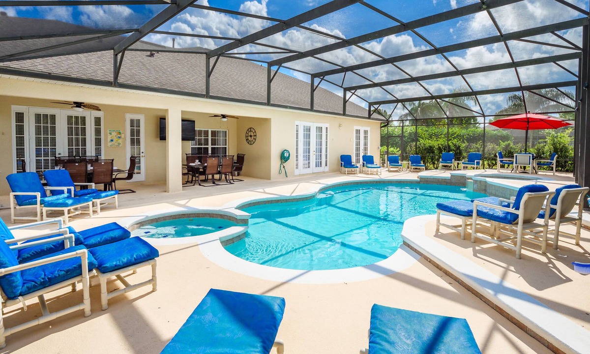 West Kissimmee House | Premium Villa, 2 Mils to Disney, South facing pool, jacuzzi, cinema & games-room
