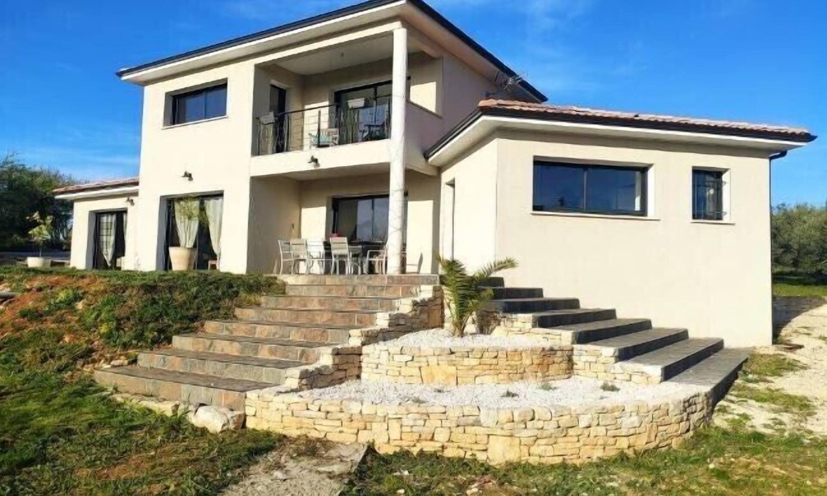 Saint-Privat-de-Champclos House | Pretty Contemporary House