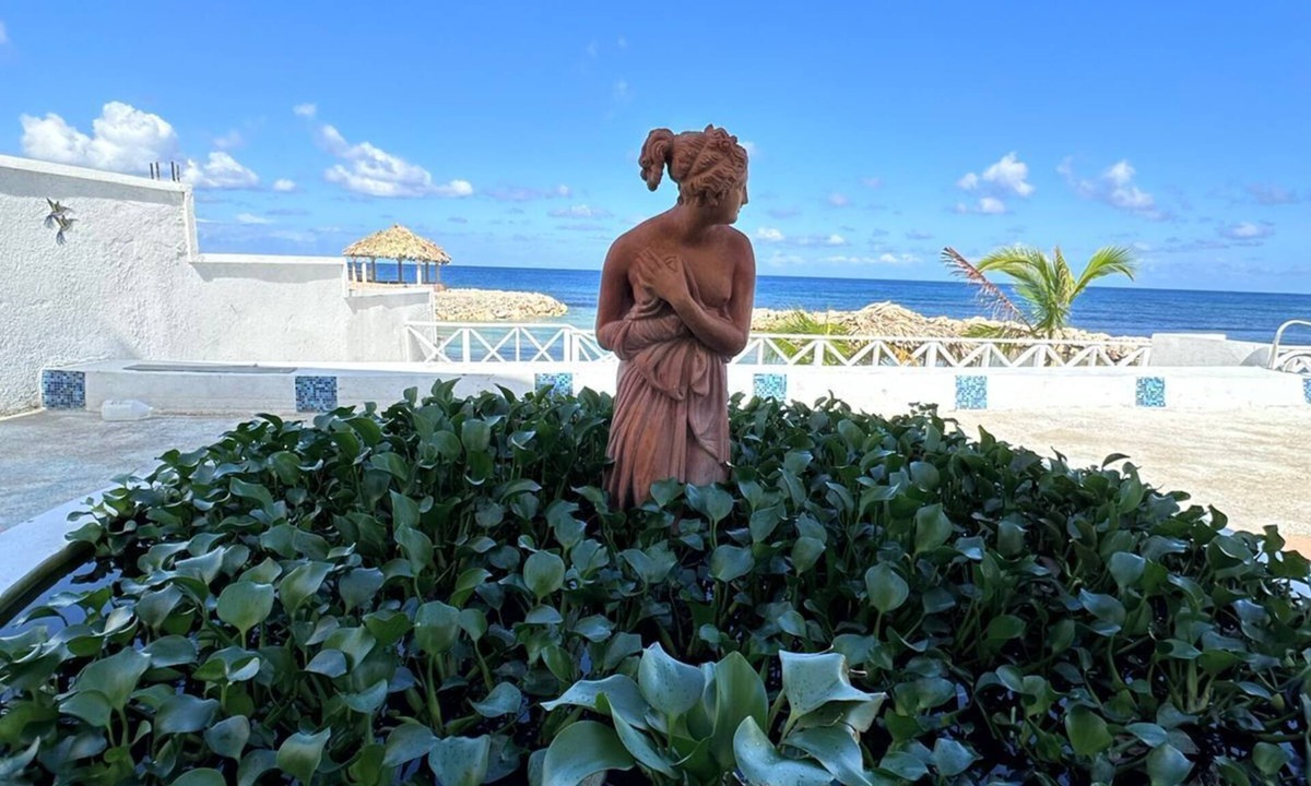 Runaway Bay Villa | Private Beachfront Lux Villa, 6-Ensuite Bedrooms
