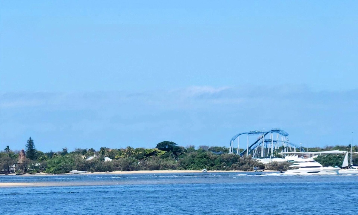 Southport Apartment | PRIVATE RESORT: OPPOSITE the BROADWATER -GYM-POOL-SPA-BOATING-FISHING-SURFING