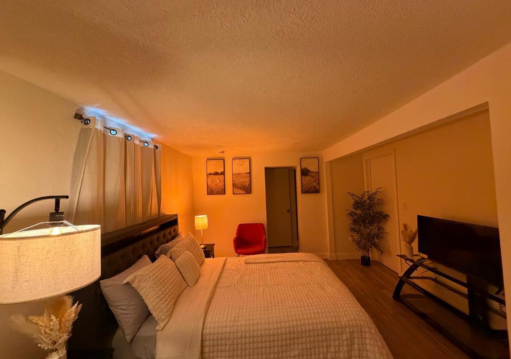 North Miami House | Private Room with Private Entrance North Miami