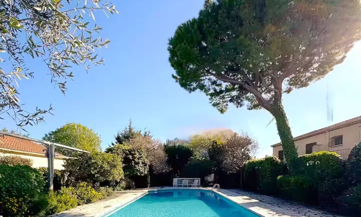 Villeneuve-Loubet Villa | Provençal villa Large Beautiful Pool