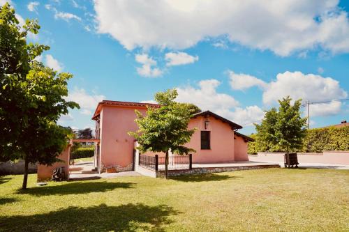 Velletri House | Queen Rose