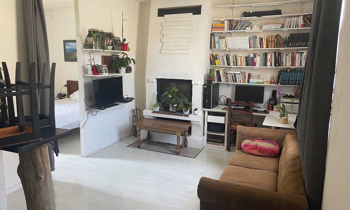 Saint-Germain-des-Fosses Apartment | Quiet studio overlooking the garden. Pets at no extra charge