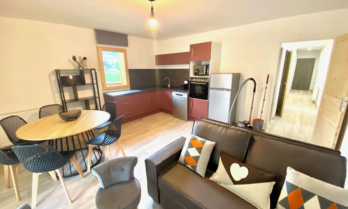 Saint-Jean-de-Maurienne Apartment | Refuge des Cimes | Terrace & Mountain View
