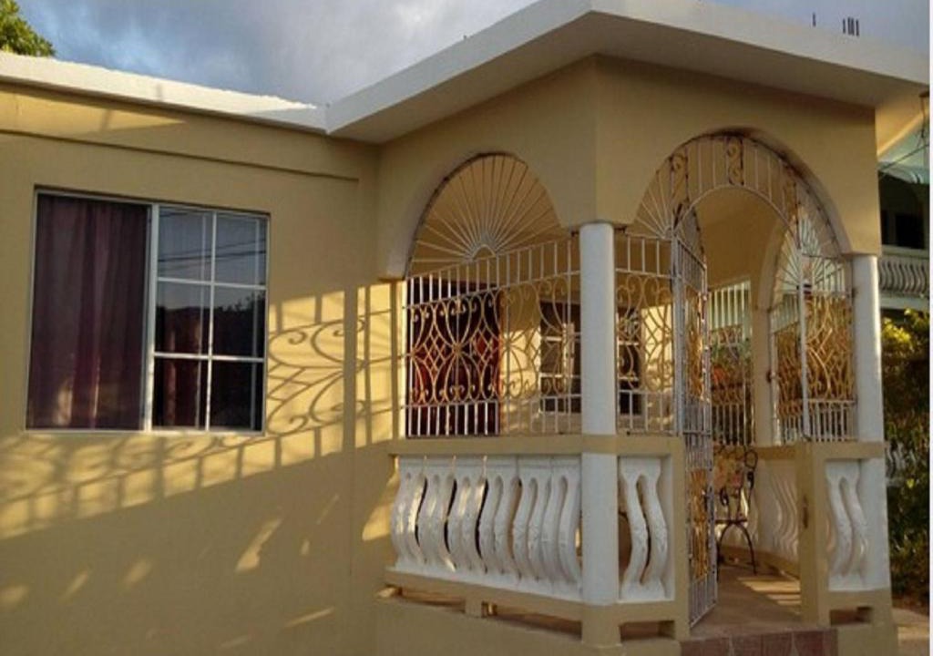 Falmouth House | Reggae Moon Guesthouse