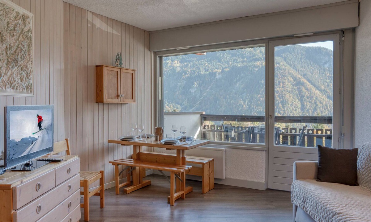 Saint-Nicolas-de-Veroce Apartment | Renovated studio near lifts with Wifi