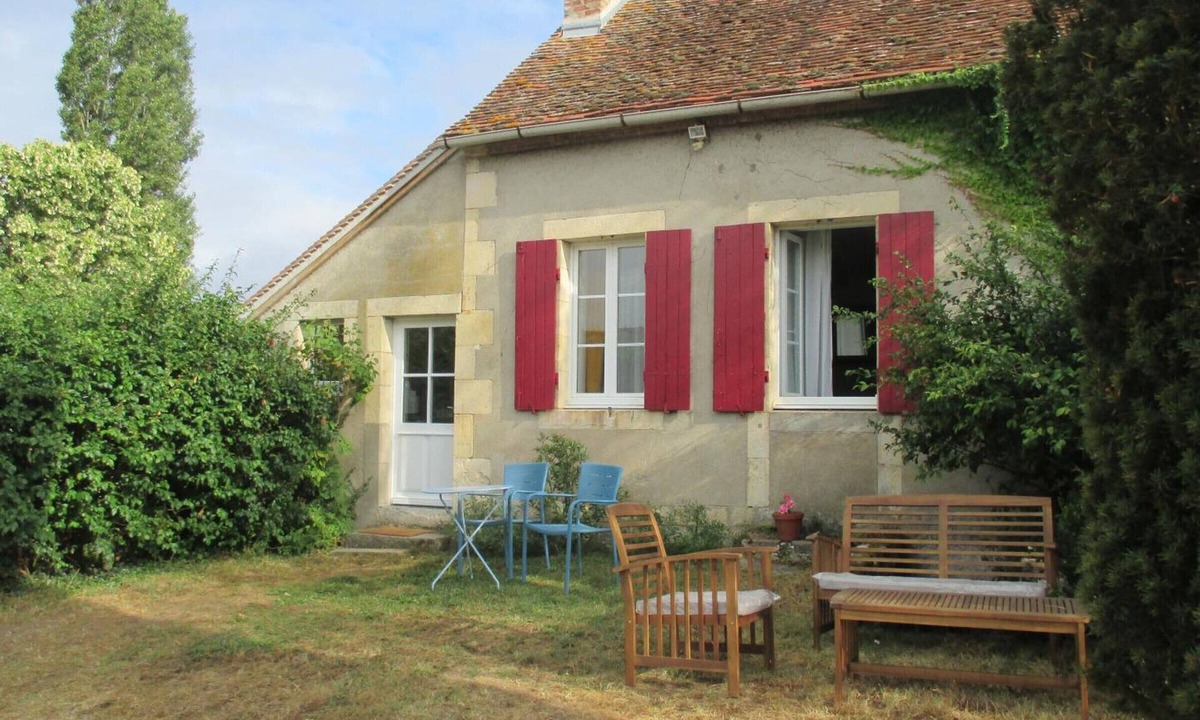 Lurcy-Levis Cottage | Renovated country house with private garden, pets allowed