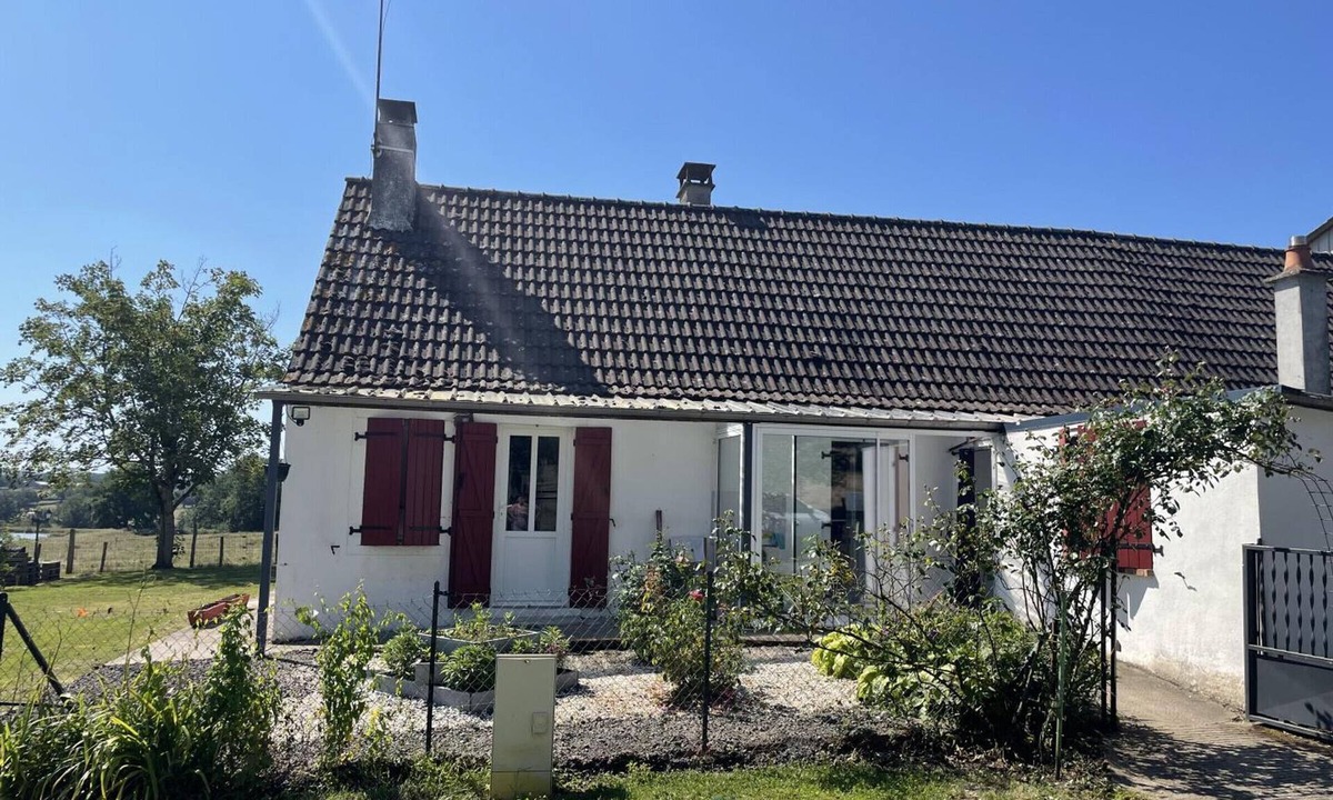 Isle-et-Bardais Cottage | Renovated farmhouse with private pond, pets allowed