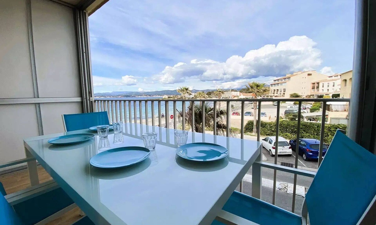 Le Brusc Apartment | Residence Suzy Plage - Beautiful apartment with sea view, beaches, shops and restaurants on foot