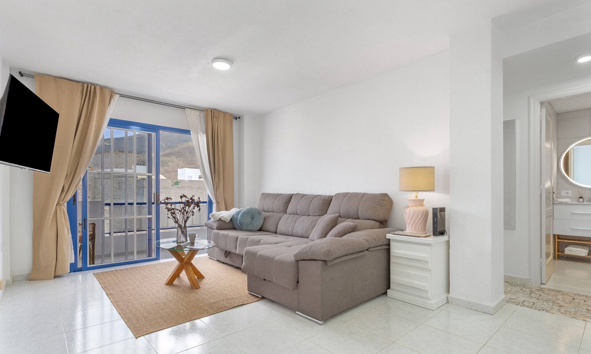 Adeje Apartment | Retama Vacation Apartment with Sea Views, Balcony and Wi-Fi