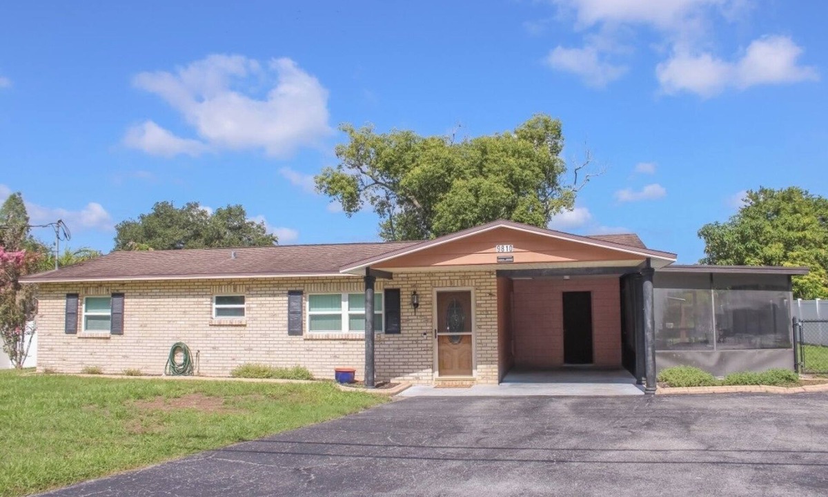 Riverview House | Riverview 2 BD - HUGE yard Pet Friendly!