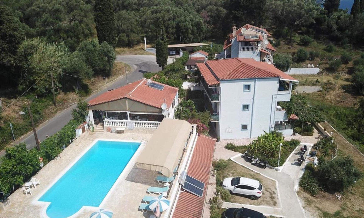 Dafnata Apartment | Romantic apartment in Mpenitses with shared pool