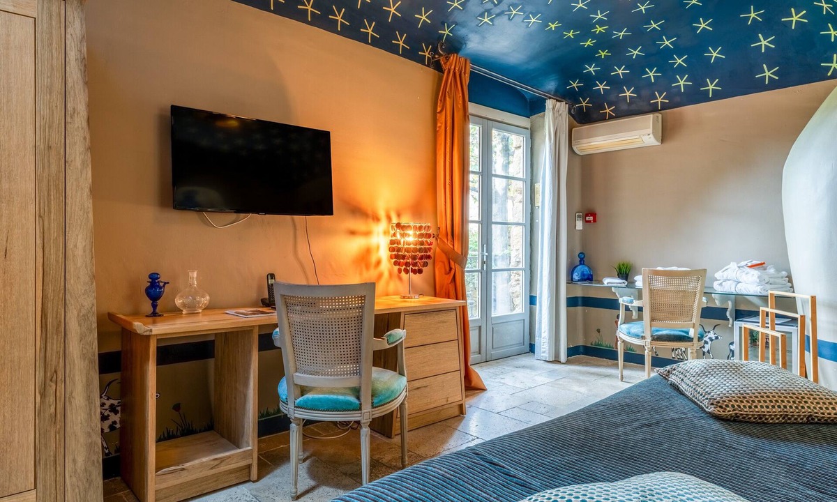 Collias Apartment | Room 'Chambre 10' with Shared Pool, Wi-Fi and Air Conditioning