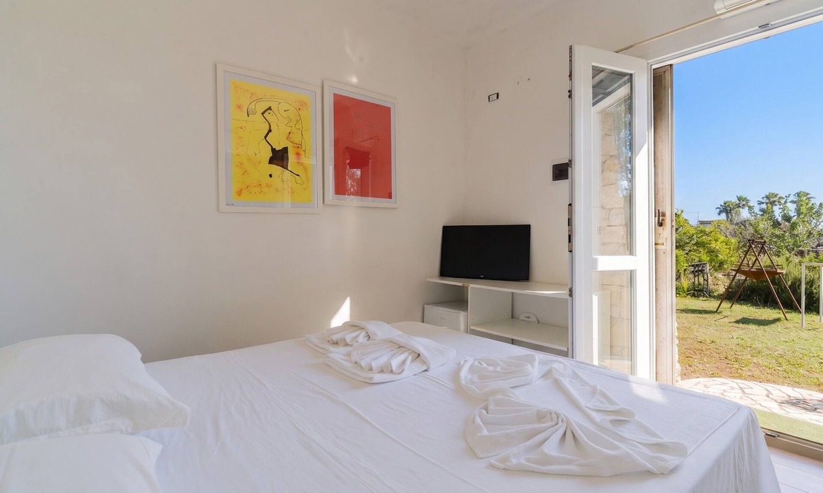 Tuglie House | Room 'Core Resort - Basic 4' with Shared Pool, Wi-Fi and Air Conditioning