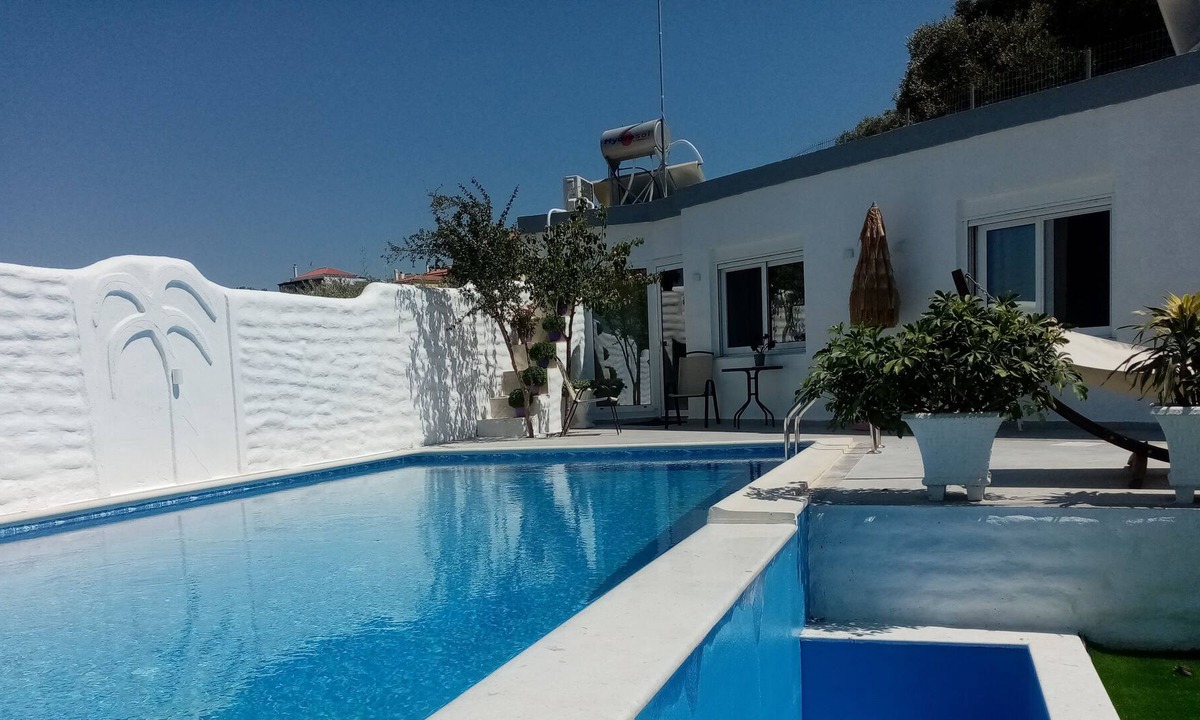 Pigianos Kampos Apartment | ROSE GARDEN APTS Maria's little house