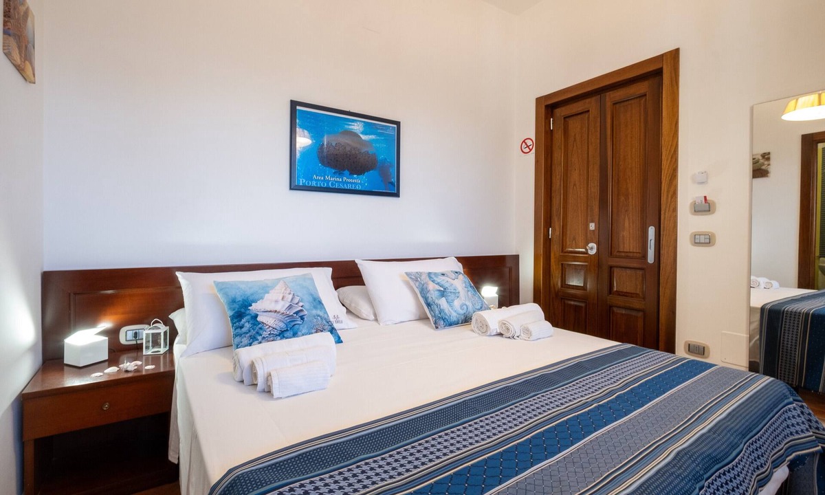 Torre Lapillo Bed & Breakfast | Sarago Room – Le Chele with Sea View, Wi-Fi & Air Conditioning