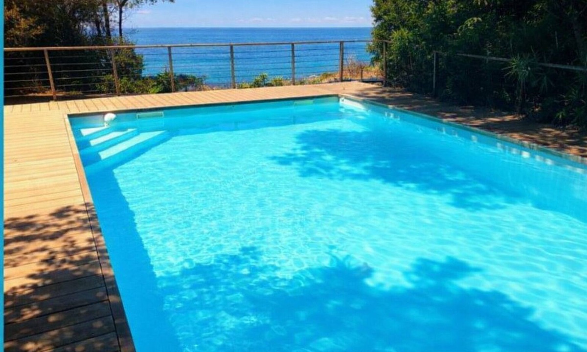 Six-Fours-les-Plages Villa | Seafront with direct beach access and private heated pool in a green setting