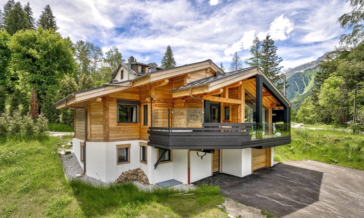Le Lavancher Ski Chalet | Serviced Alpine Chalet with Indoor Pool