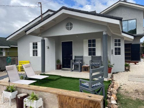 Falmouth House | Sians Starfruit Villa