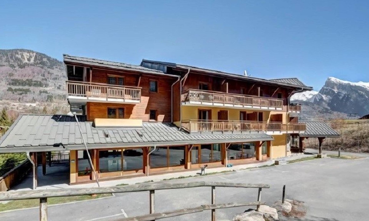 Morillon Apartment | Ski-in/Ski-out Studio with Pool Access + Free Wifi