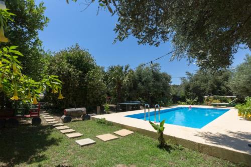 Drapanias Apartment | Sofiana's Garden Retreat with Private Pool