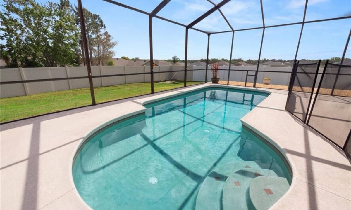 Lakeland House | South Lakeland Gem-4BR Family Home with Pool, King Bed, Near Parks and Trails