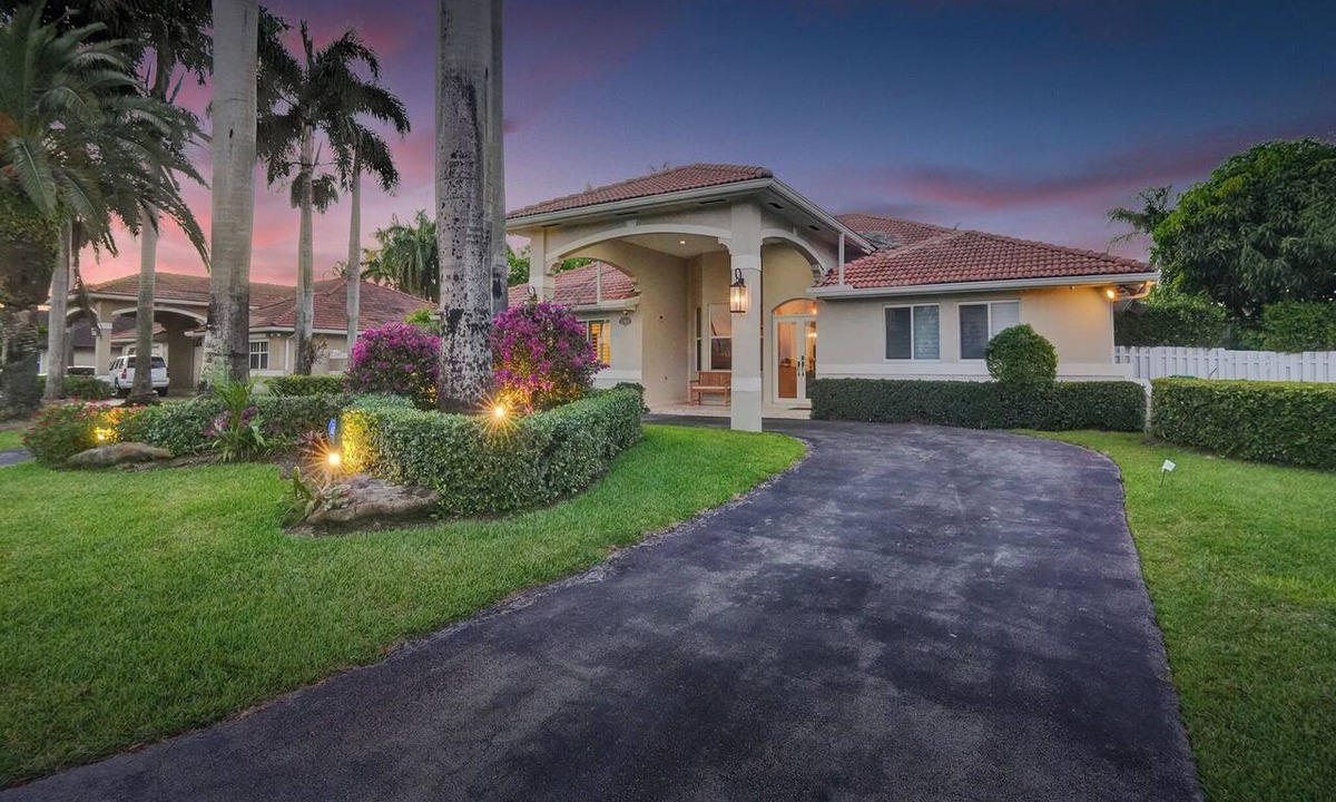 Kendale Lakes House | Spacious 4-bedroom house Near the beaches