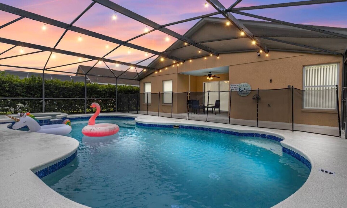 Sandy Ridge House | Spacious 5-bedroom Family Escape - Disney - Private Pool - BBQ