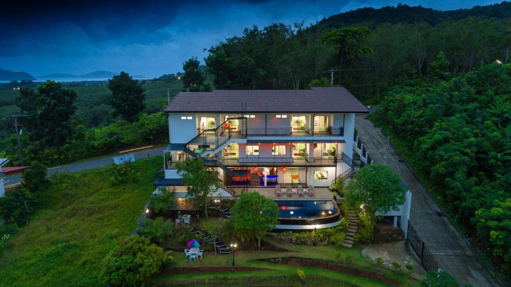Chalong Villa | Spacious 8BR Private Pool Villa in Chalong