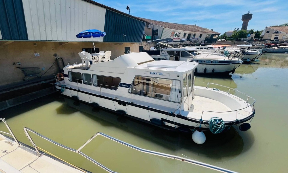 Colombiers Boat Rental | Spacious boat with water view - 8 guests
