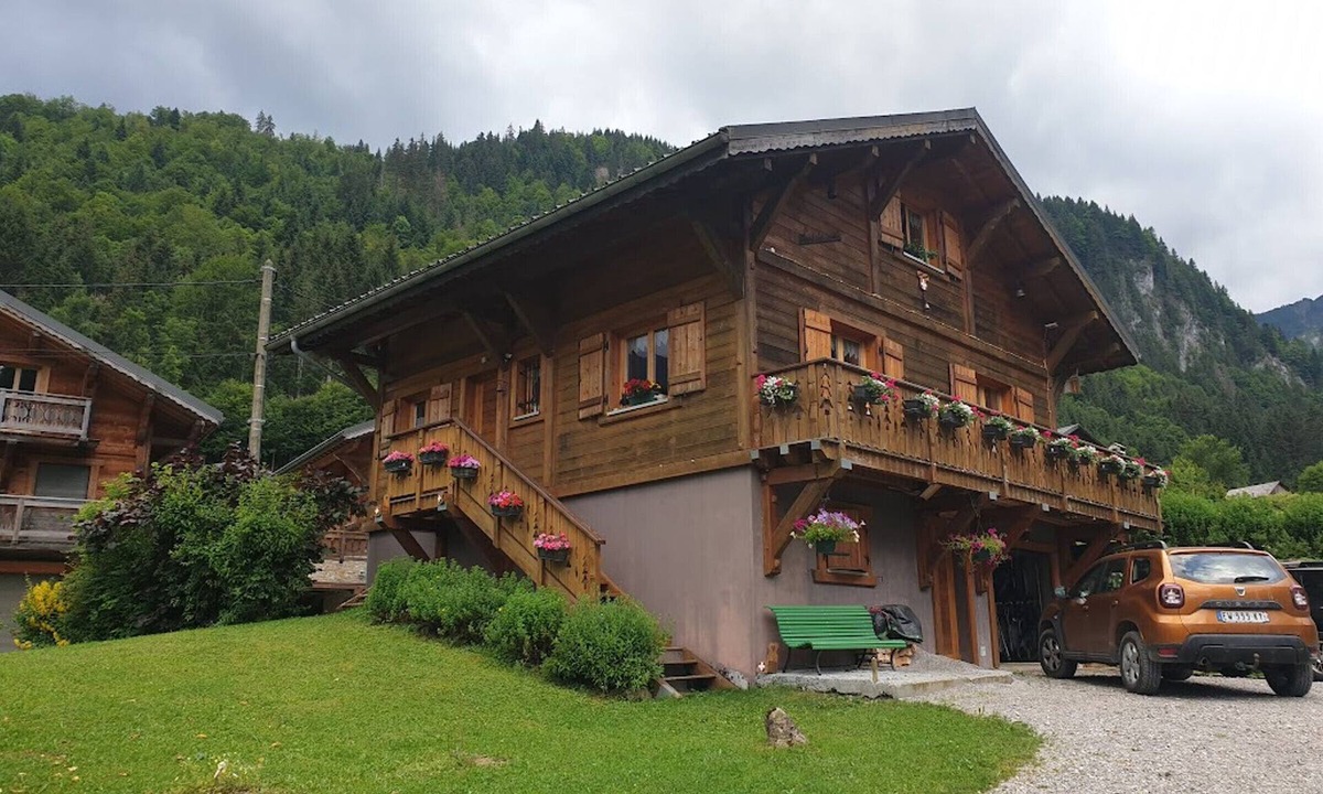 Abondance Ski Chalet | Spacious chalet with WIFI, pets allowed, private garage