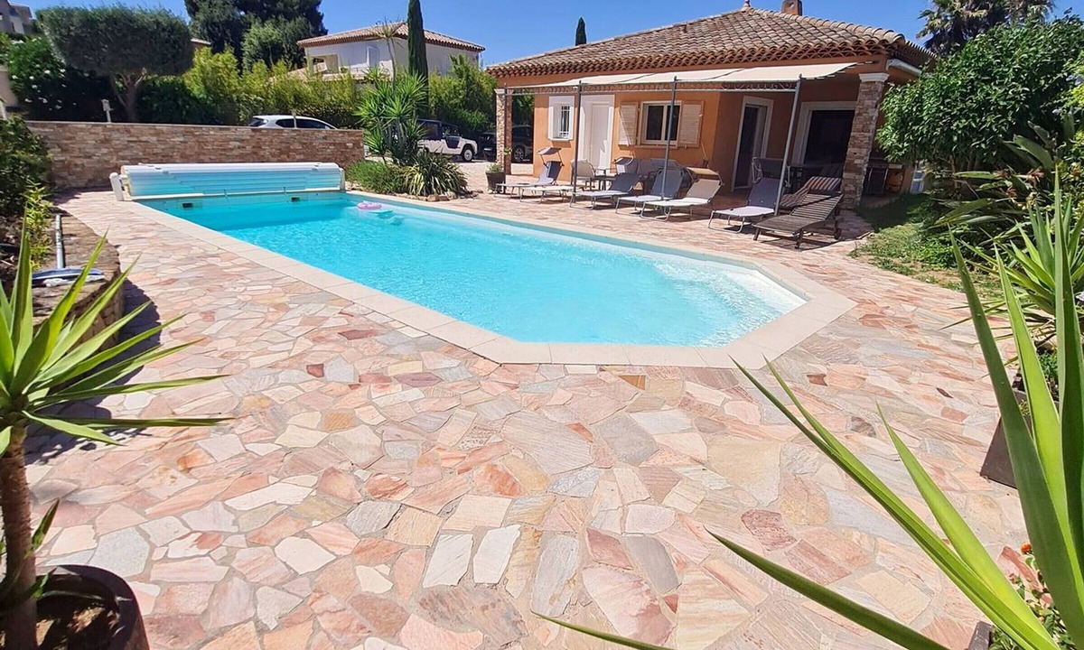Le Brusc House | Spacious Villa in Six-Fours: Private Pool, A/C, Garage, Near Beach, Pet-Friendly, Sleeps 9