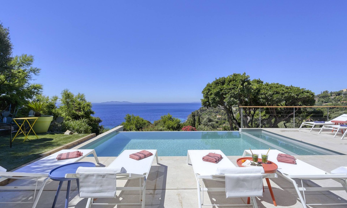 Le Rayol Villa | Spectacular sea view/shops and beach within walking distance/Luxury