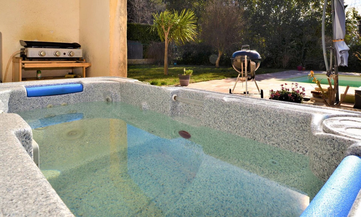 Saint-Chamas Apartment | Spend a wonderful vacation in this apartment with shared pool.