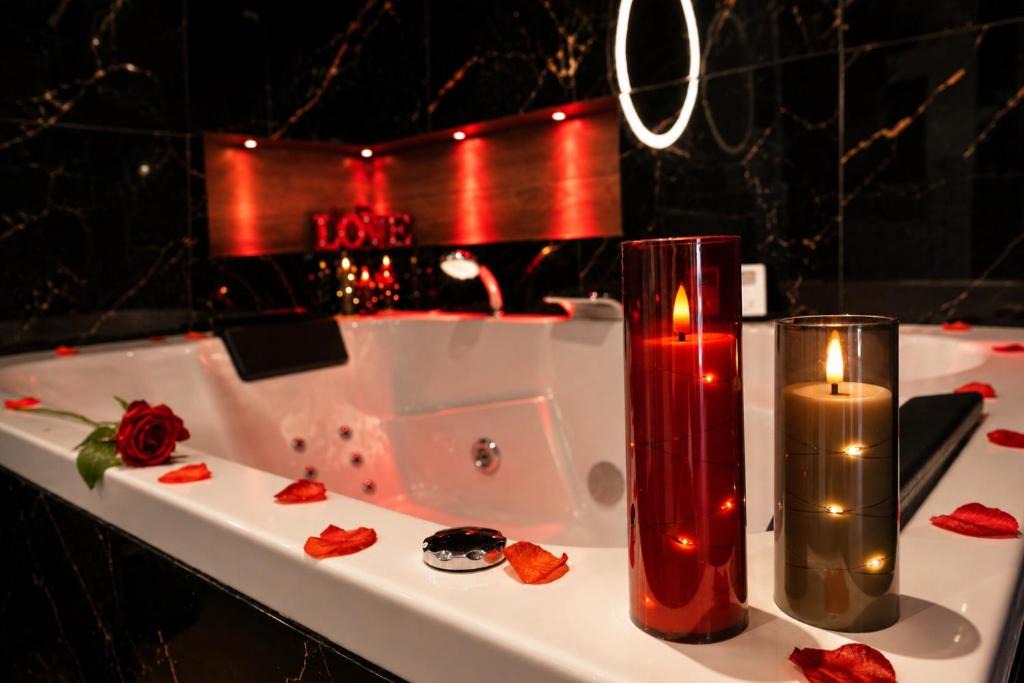 Bastide Giraud Apartment | SPICY LOVE Suite Prestige Vue Mer Jacuzzi Privatif, Piscine et Cheminée