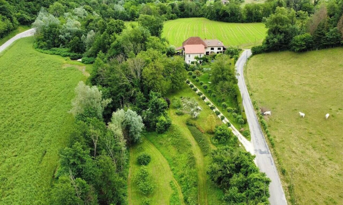 Saint-Geoire-en-Valdaine House | Stone house with treehouse and park in Valdaine