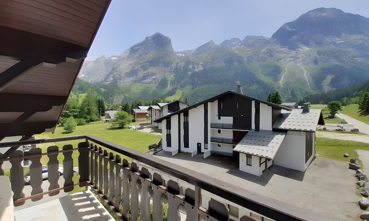 Pralognan-la-Vanoise Apartment | Studio 'Aiguille De Mey 12' with Mountain View and Balcony