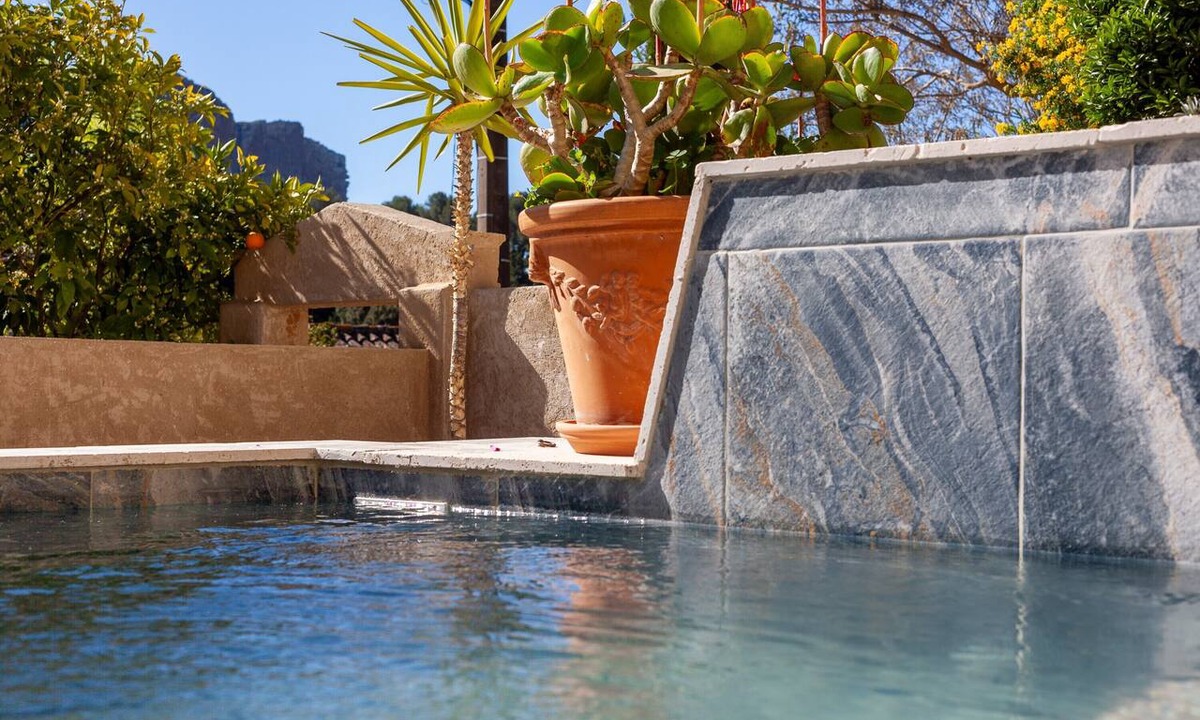 Cassis Apartment | Studio Apartment 'Maisonnette Indépendante' with Mountain View, Wi-Fi and Air Conditioning