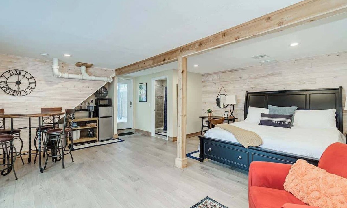 Lakeland Apartment | Studio Apartment w/King Bed & Kitchenette
