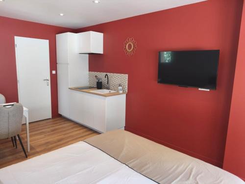 Saint-Yrieix-la-Perche Apartment | Studio au calme avec parking privé